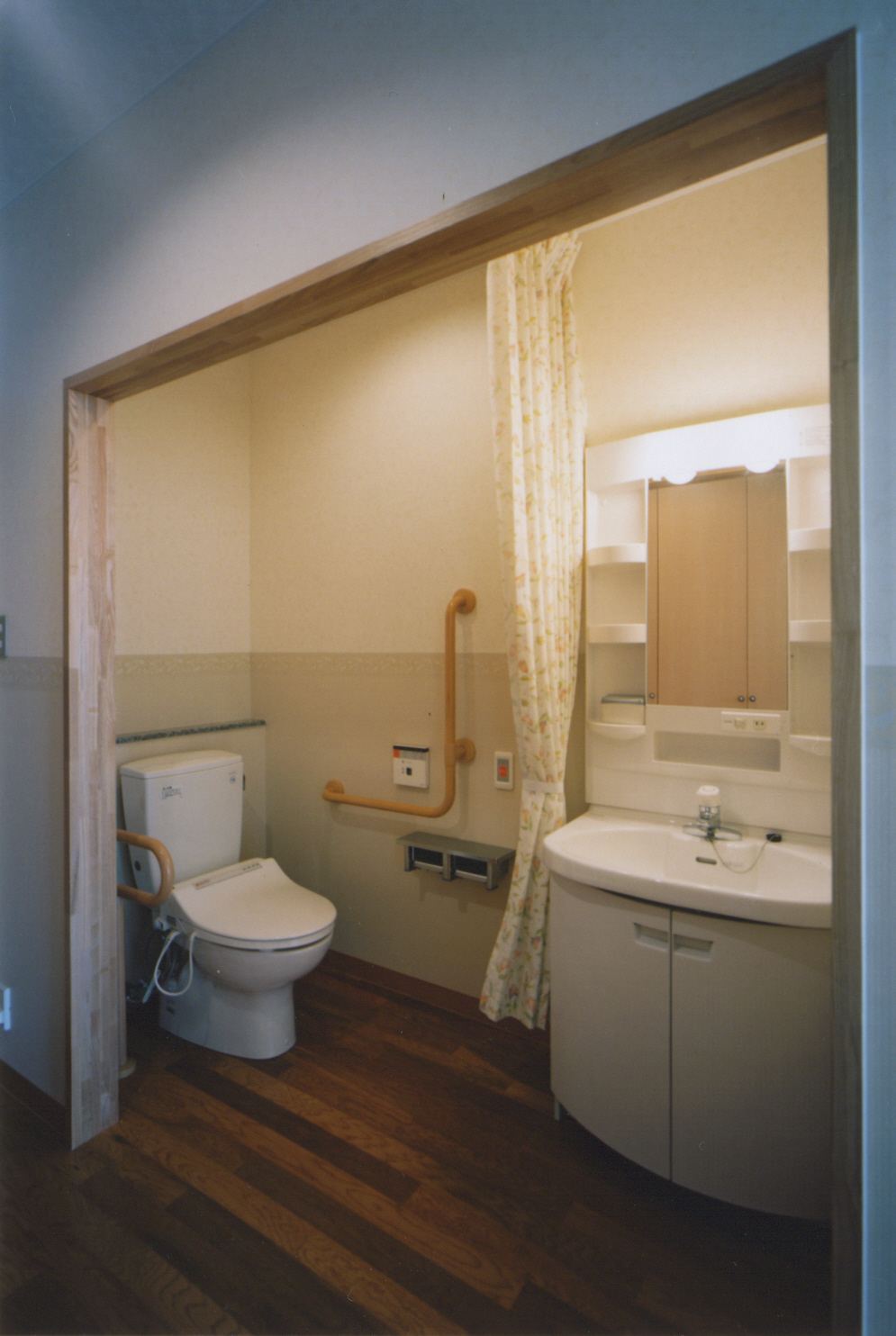 ケアハウス矢上の居室内にあるトイレと洗面